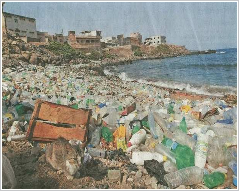 Kampf dem Wegwerfplastik: Auch in Deutschland besteht Handlungsbedarf. Eine bis Ende 2018 einzufhrende Verbrauchsgebhr soll zur Reduktion von Plastik fhren. Mll am Strand der senegalesischen Hauptstadt Dakar. Foto: dpa