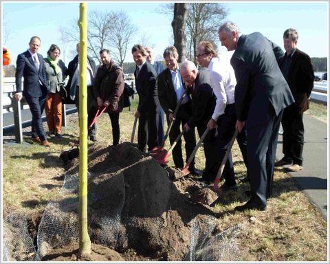 Bundesverkehrsminister Alexander Dobrindt (CSU) pflanzte an der B2 bei Beelitz mit Wolfgang von Geldern (SDW), Helmut Selders (BdB) und Josef Gppel einen Baum
